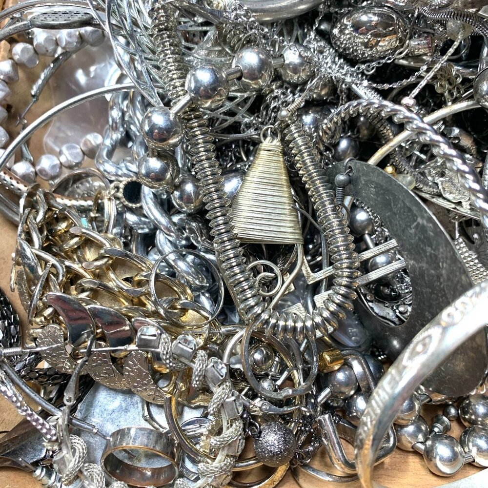 1 lb Bulk Silver & Silver-Tone Jewelry Lot Mixed Styles Untested Wearable Items - Picture 7 of 8